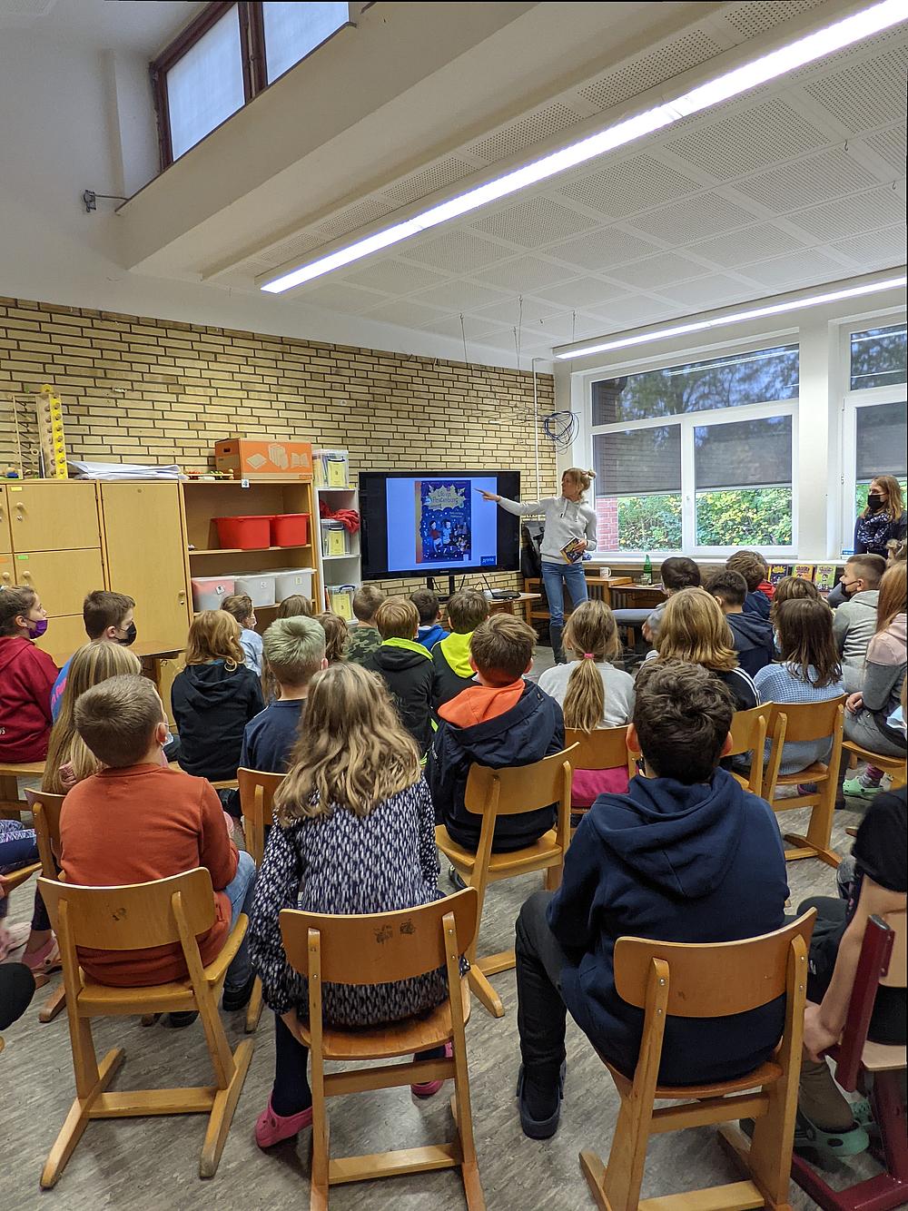 Anna Lott liest in der Grundschule Rethwisch.